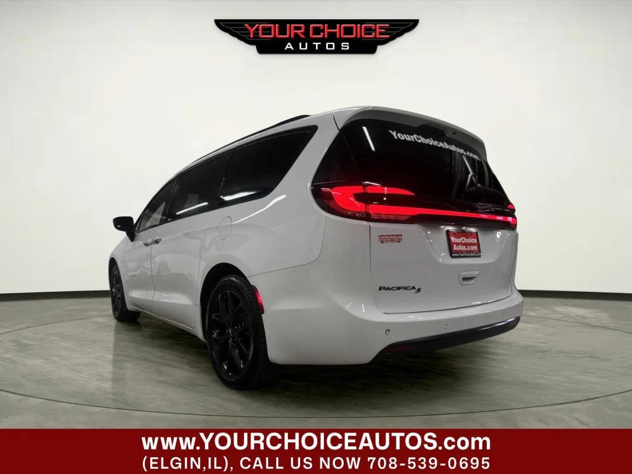 Used 2024 Chrysler Pacifica Touring-L w/ S Appearance Package FWD image 3
