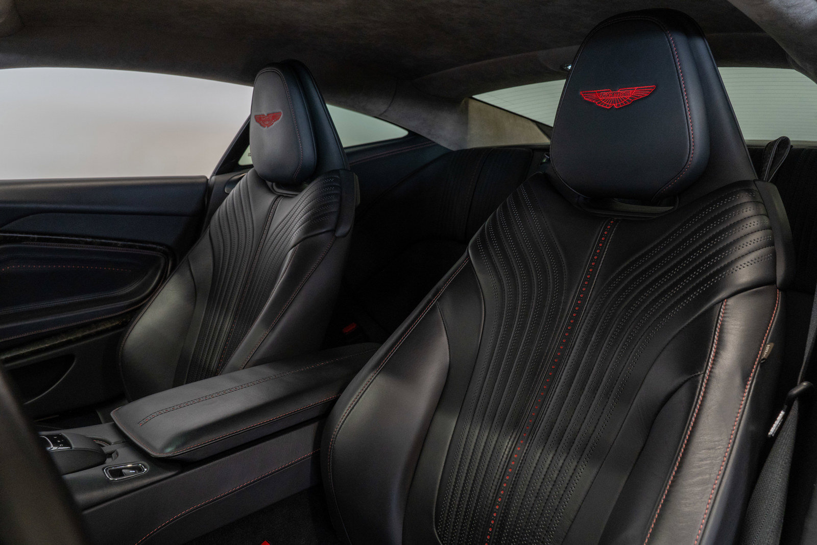 Used 2018 Aston Martin DB11 V12 RWD image 11