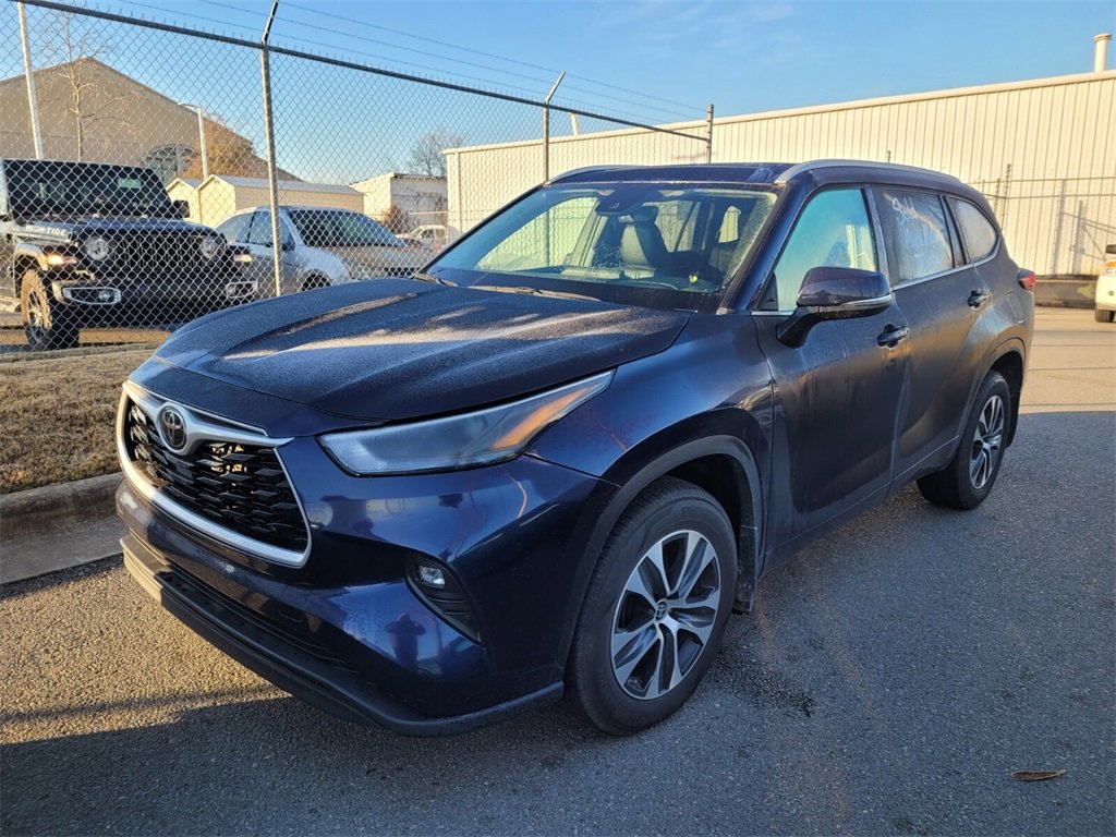 Used 2024 Toyota Highlander XLE image 2