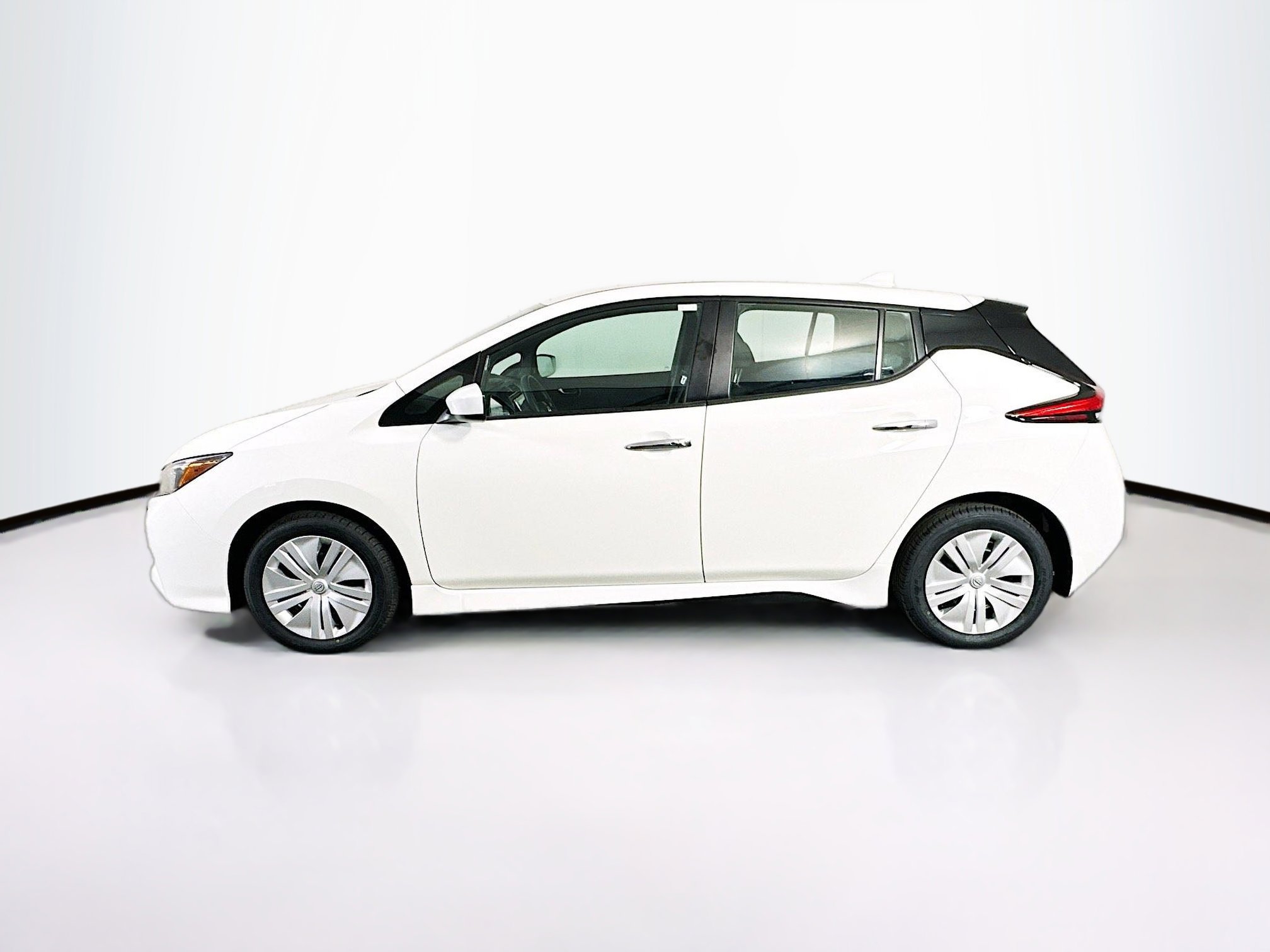 Used 2025 Nissan Leaf S FWD image 4