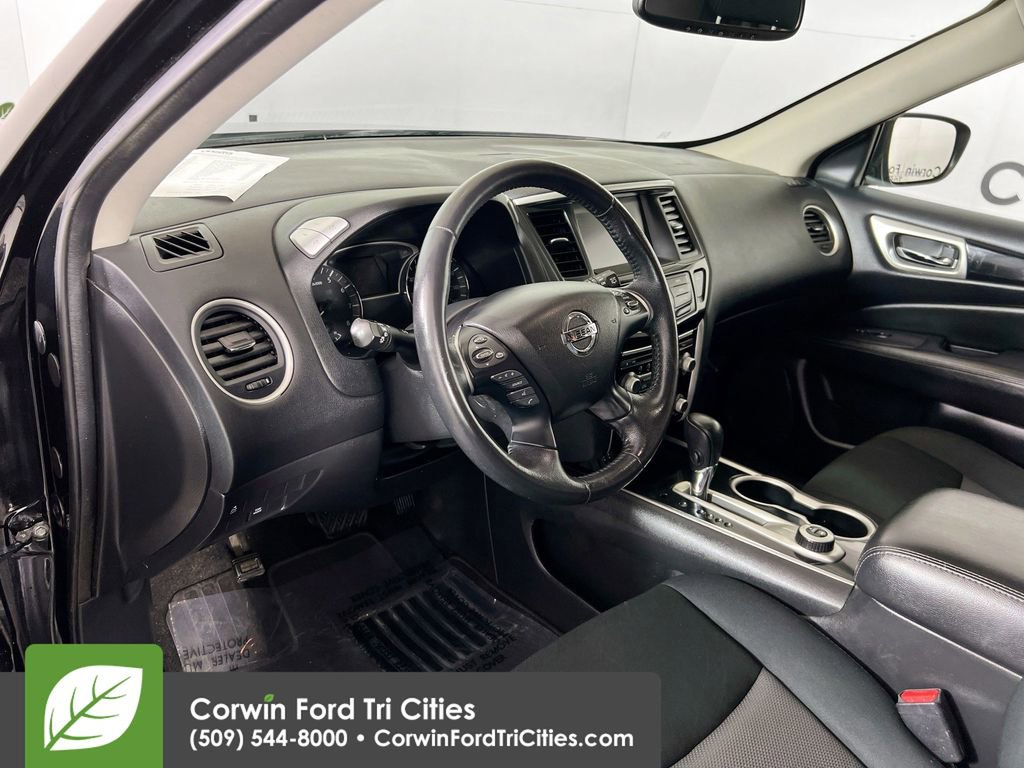 Used 2018 Nissan Pathfinder SV image 2