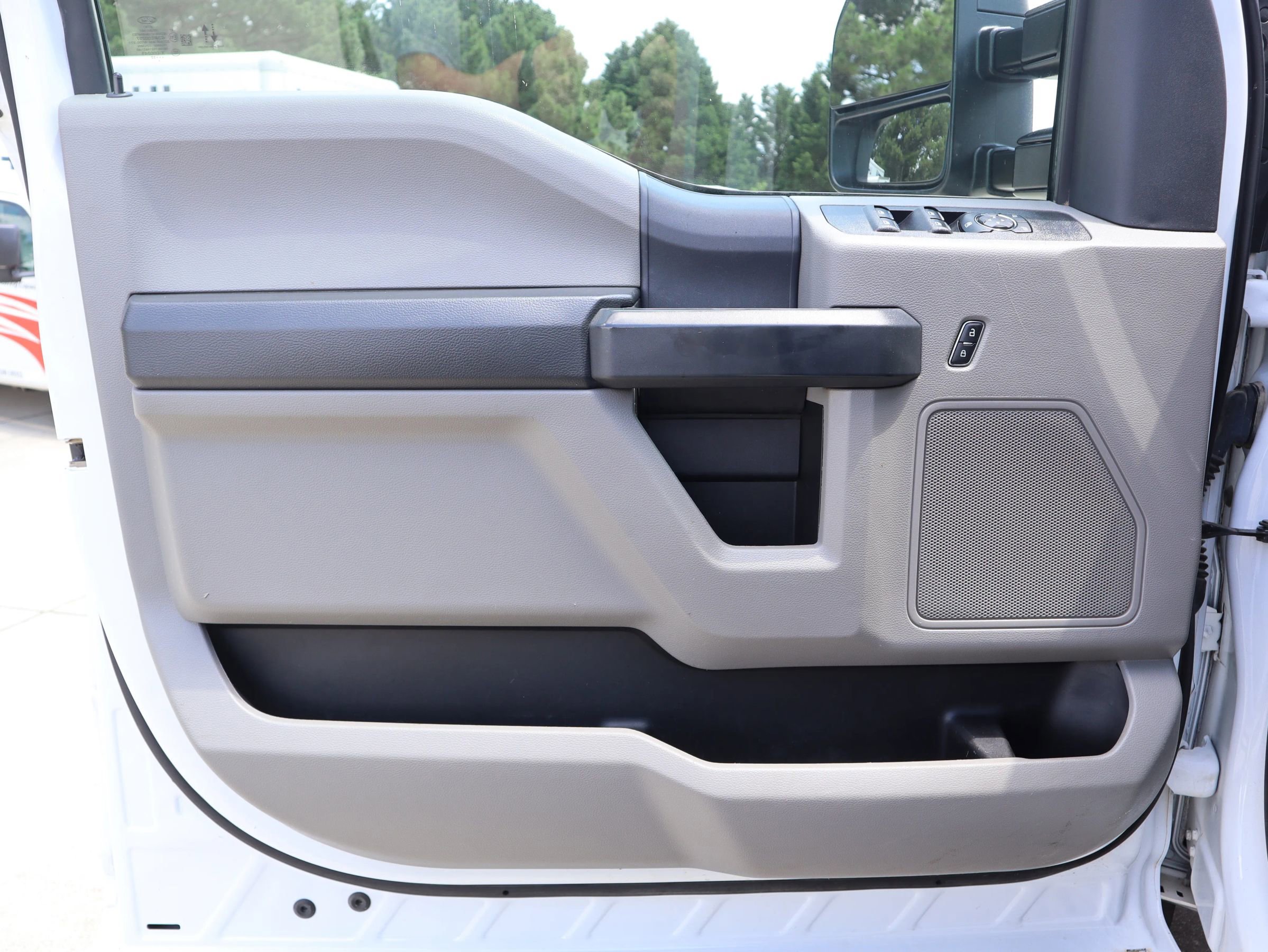 Used 2022 Ford F550 4x4 Crew Cab Super Duty w/ Power Equipment Group image 26