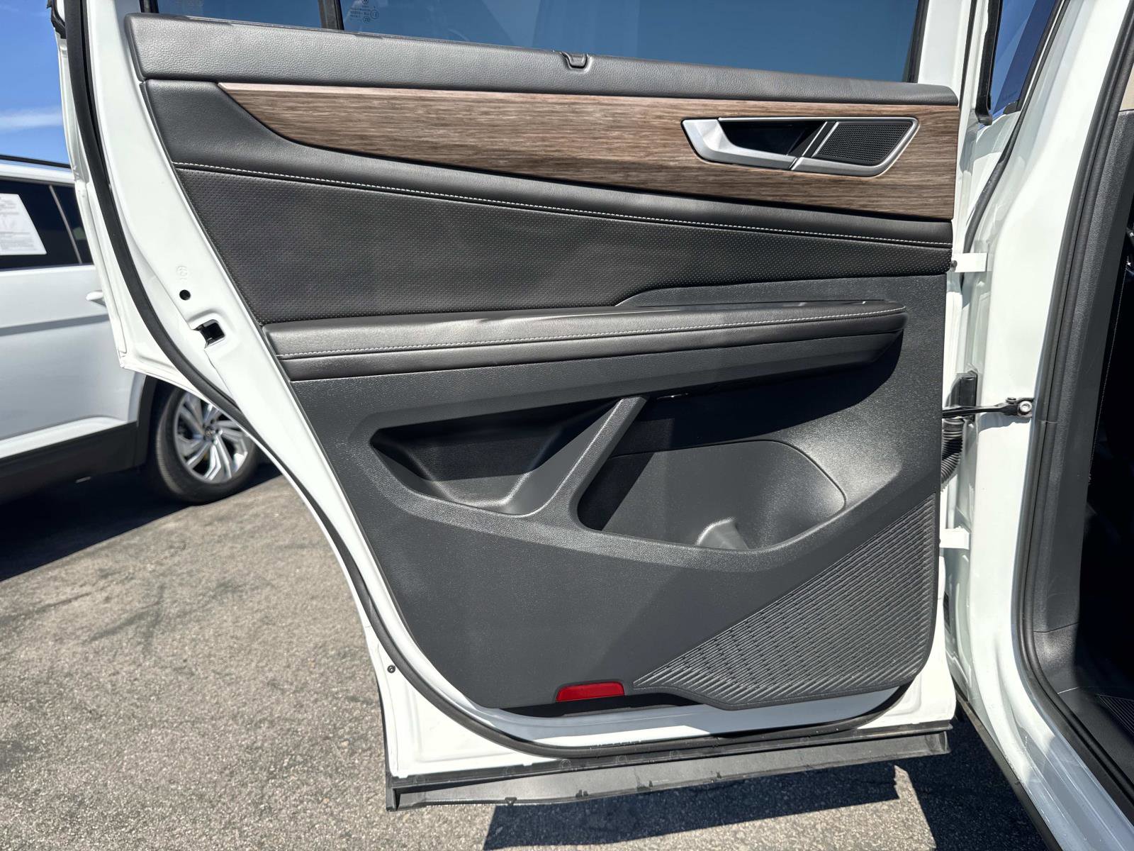 Certified 2025 Volkswagen Atlas SEL image 24