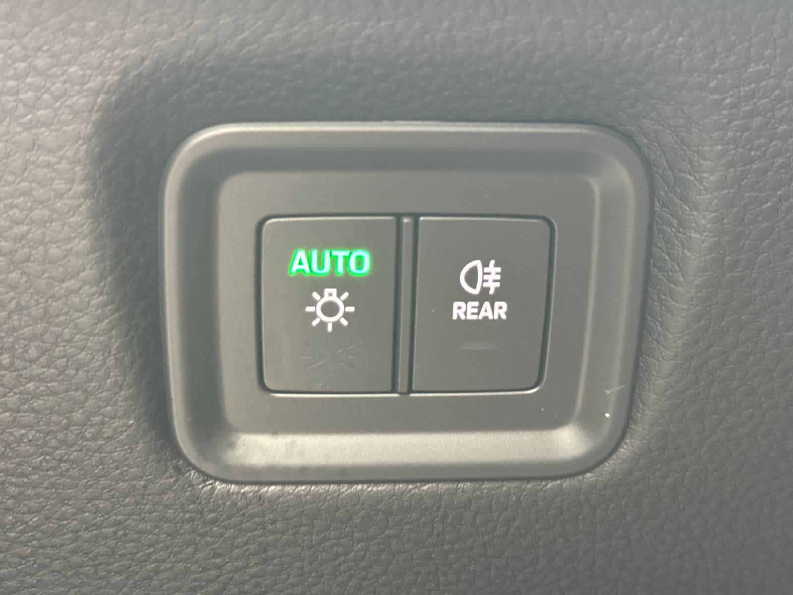 Certified 2025 Porsche Cayenne AWD/4WD image 30