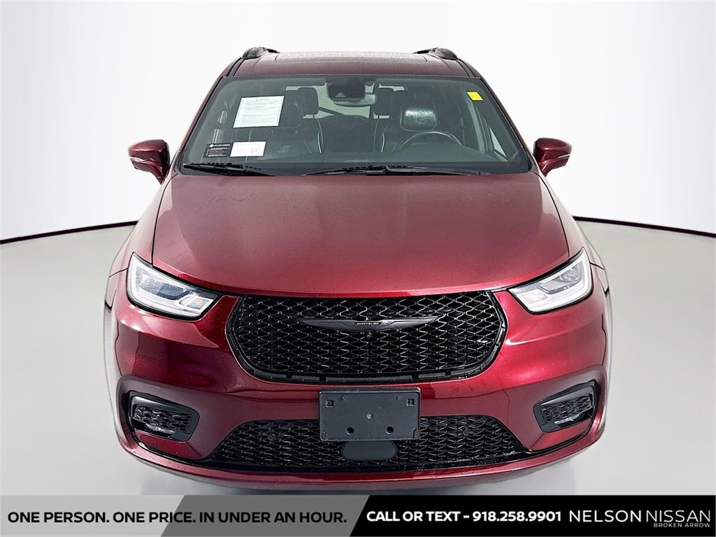 Used 2022 Chrysler Pacifica Limited w/ Uconnect Theater Family Group image 2