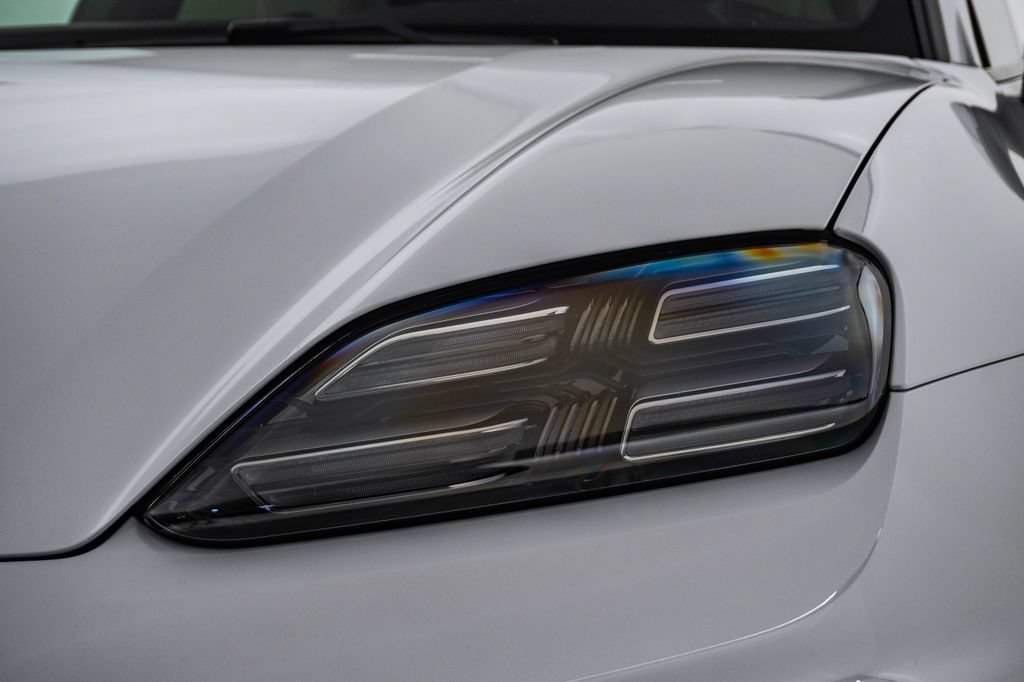 Certified 2025 Porsche Macan 4 Electric AWD/4WD image 7