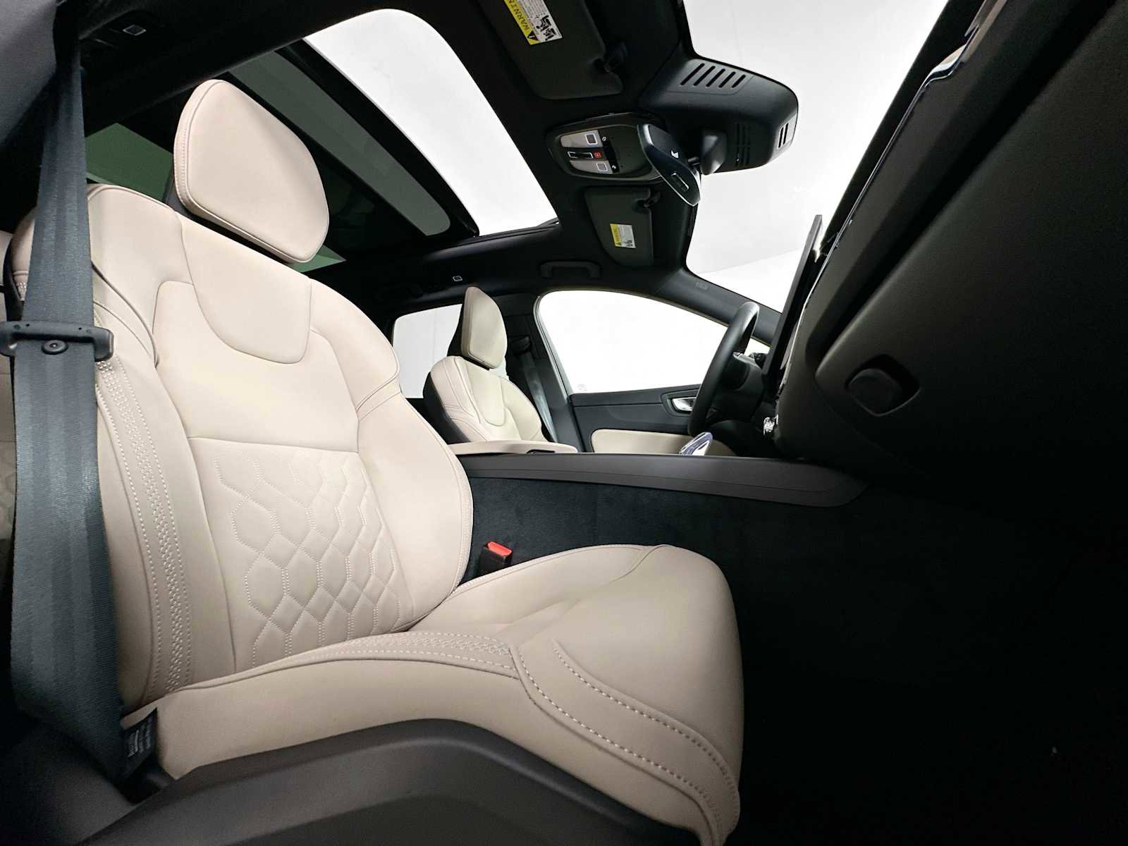 New 2026 Volvo XC60 B5 Plus w/ Protection Package Premier image 26