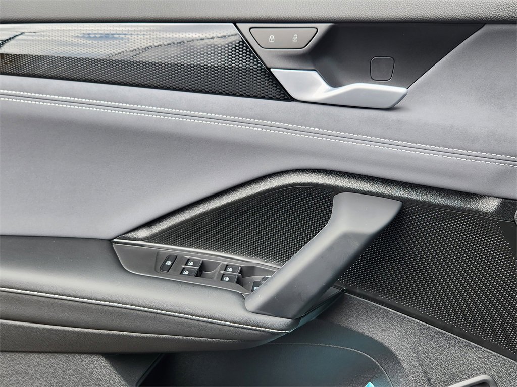 New 2025 Volkswagen Tiguan SE image 3