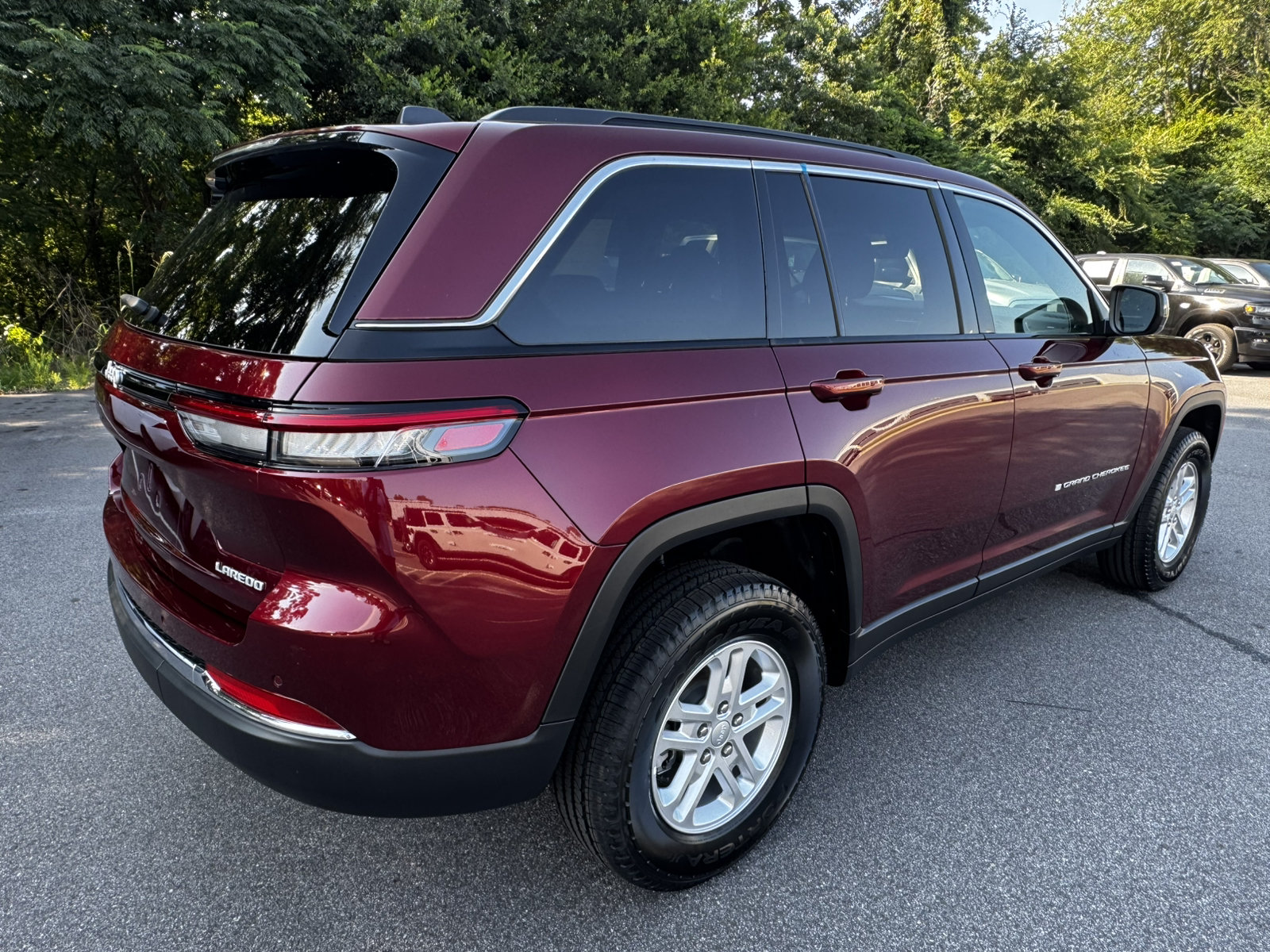Used 2025 Jeep Grand Cherokee Laredo RWD image 5