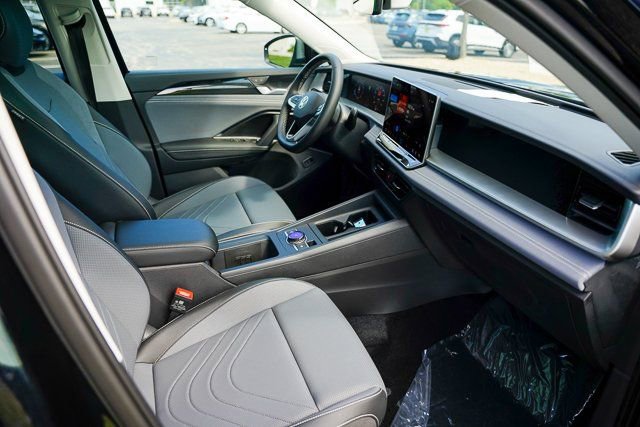 Used 2025 Volkswagen Tiguan SE w/ Panoramic Sunroof Package image 36