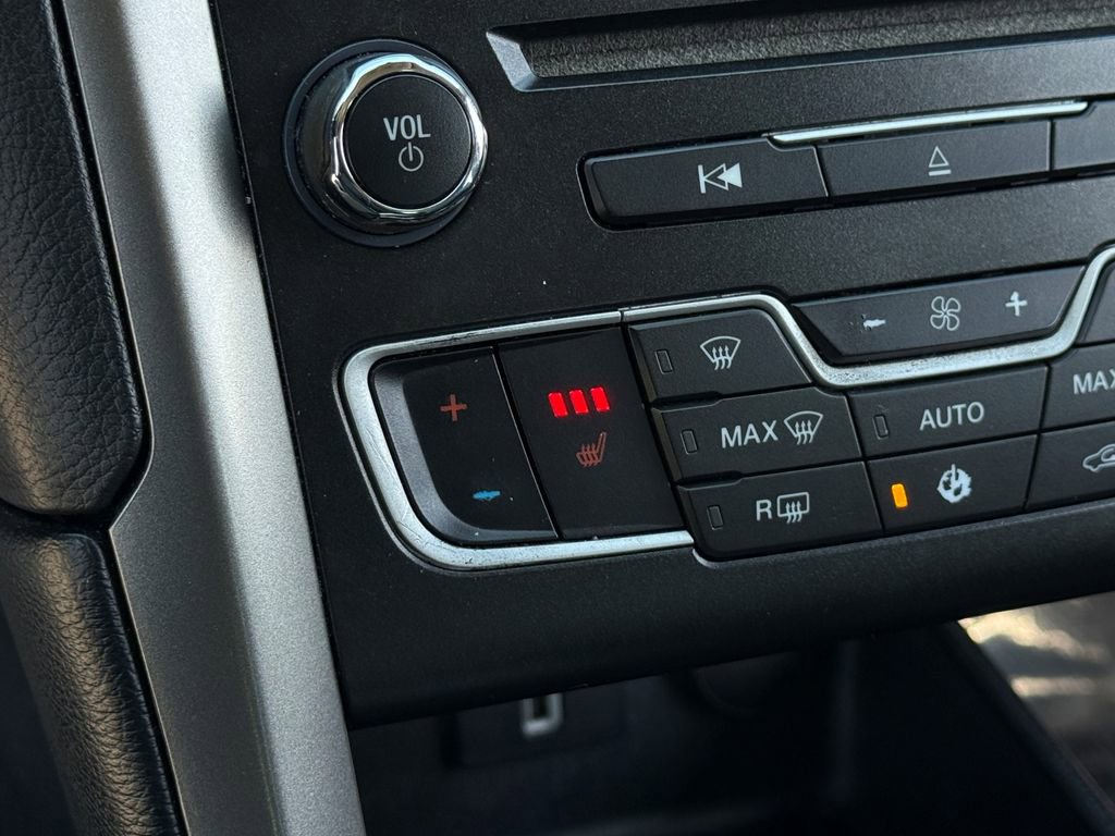 Used 2017 Ford Fusion SE w/ Fusion SE Technology Package image 24