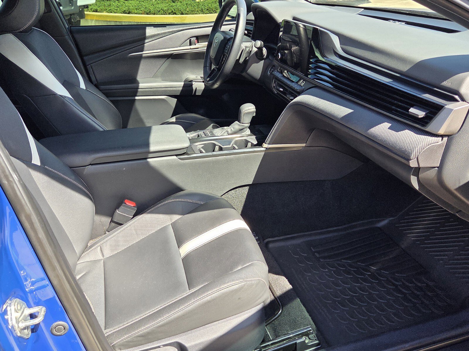 Used 2025 Toyota Camry SE image 11