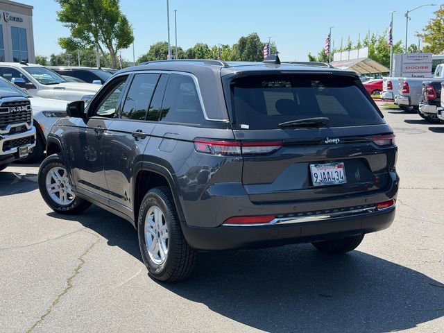 Used 2023 Jeep Grand Cherokee Laredo AWD/4WD image 9