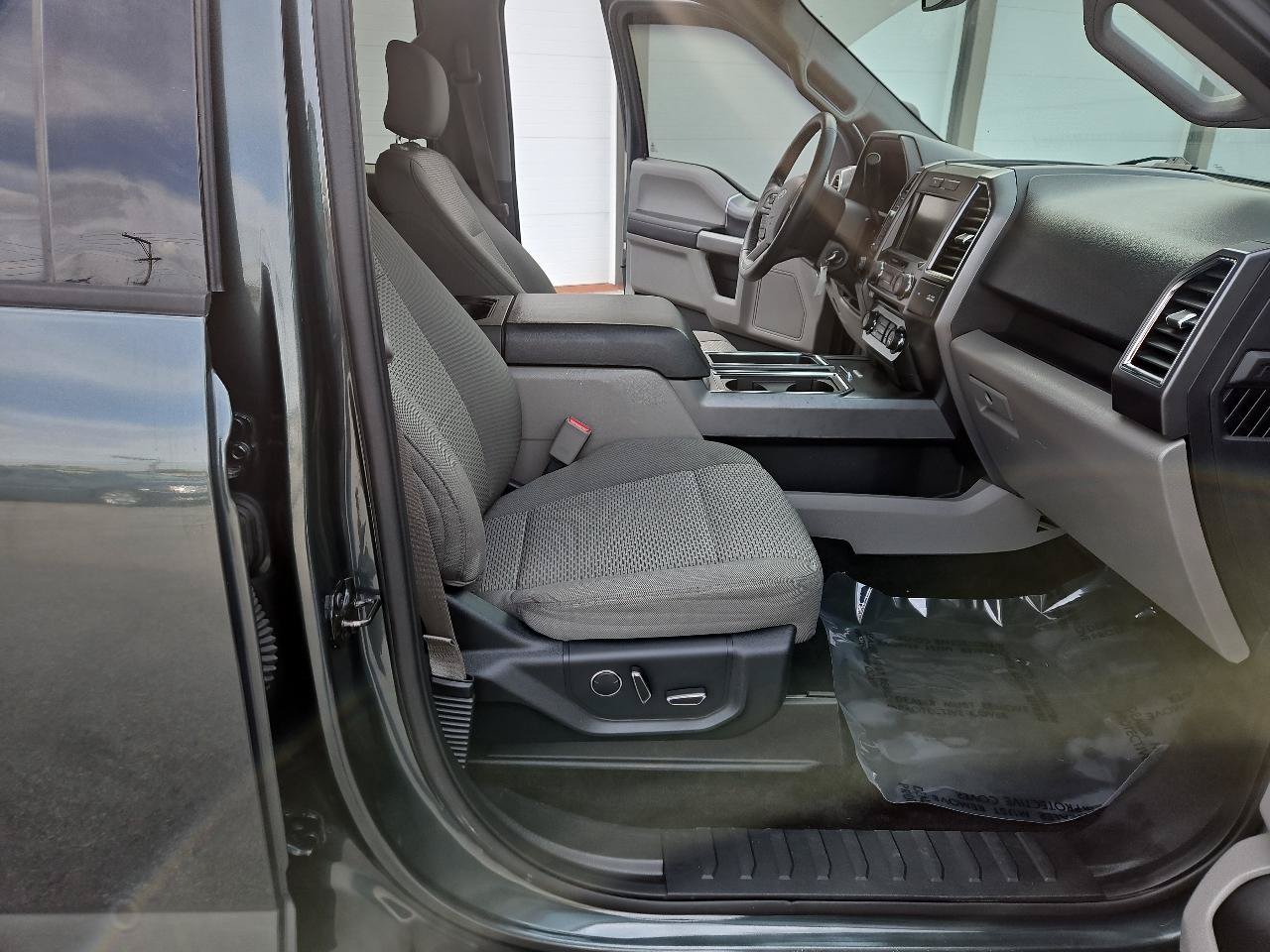 Used 2015 Ford F150 XLT w/ Equipment Group 302A Luxury AWD/4WD image 11