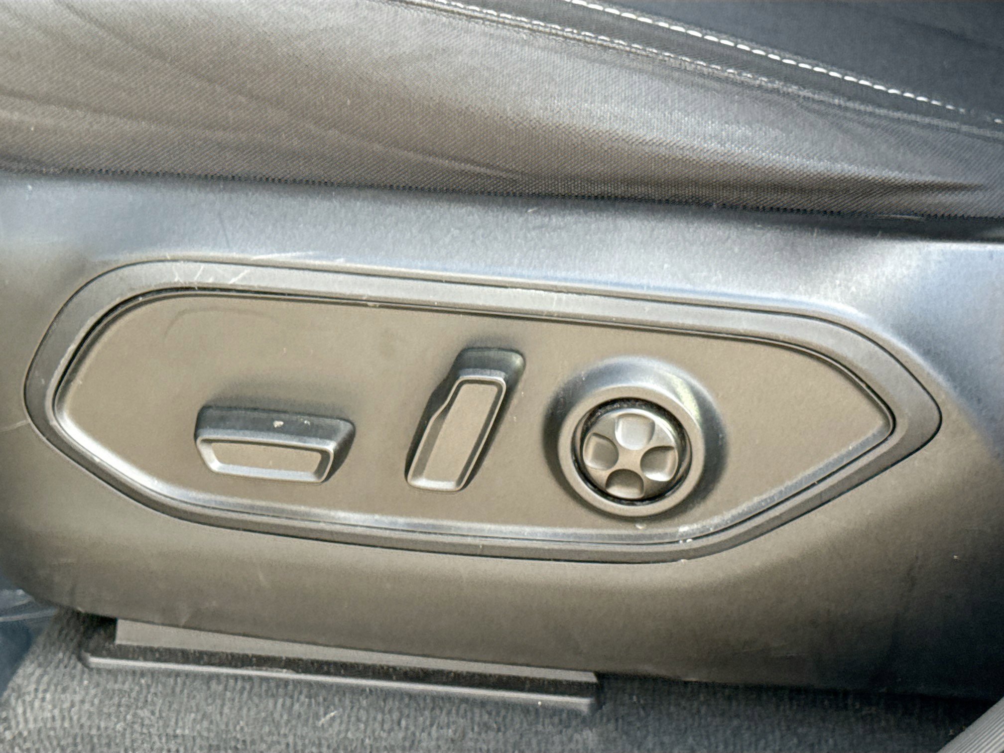 Used 2024 Jeep Grand Cherokee Laredo image 24