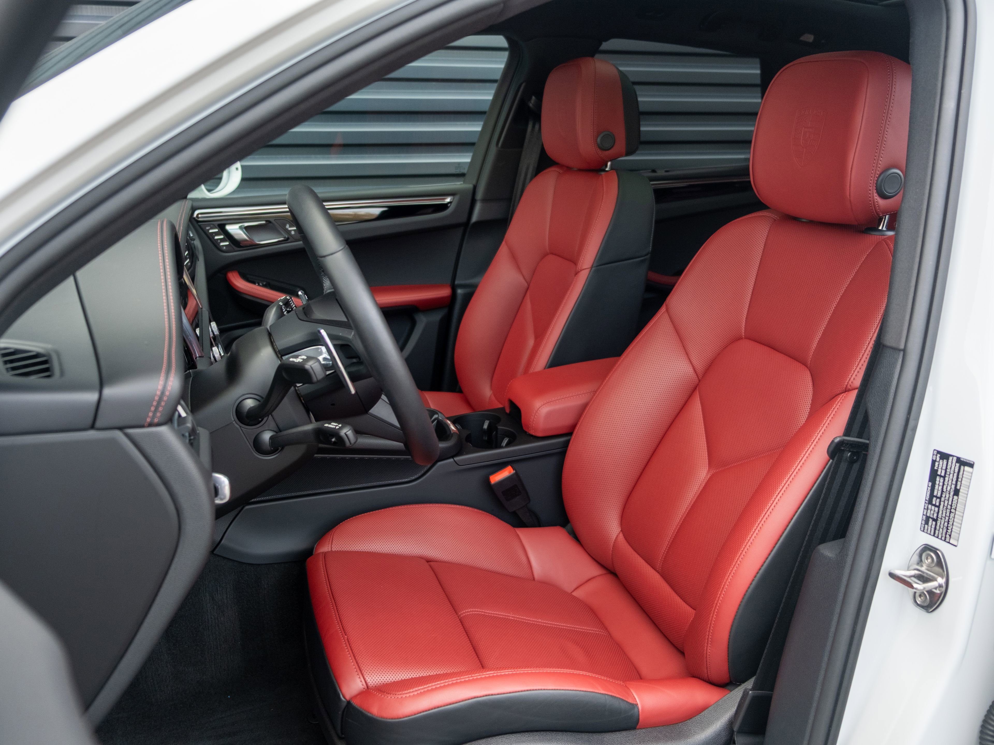 Certified 2025 Porsche Macan image 5