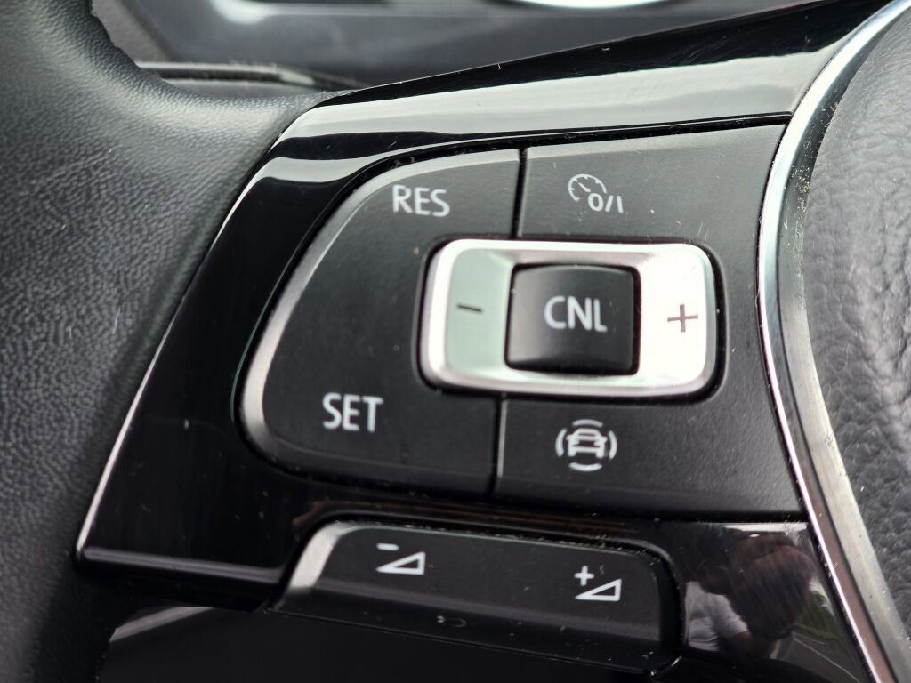 Used 2020 Volkswagen Tiguan SE image 28