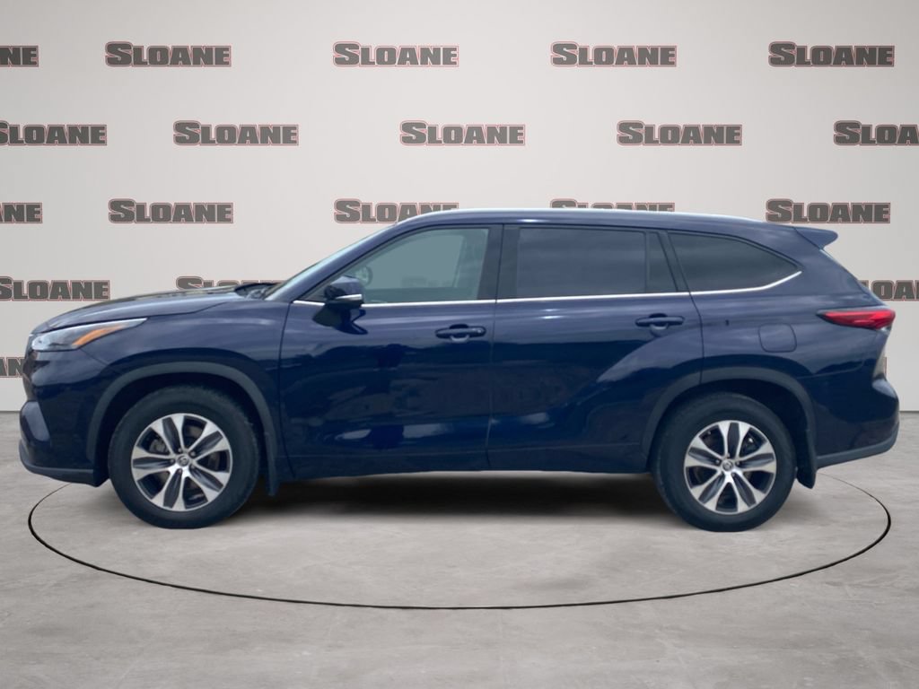 Used 2022 Toyota Highlander XLE AWD/4WD image 2