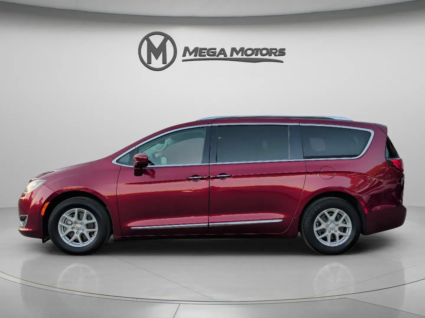 Used 2020 Chrysler Pacifica Touring-L FWD image 3