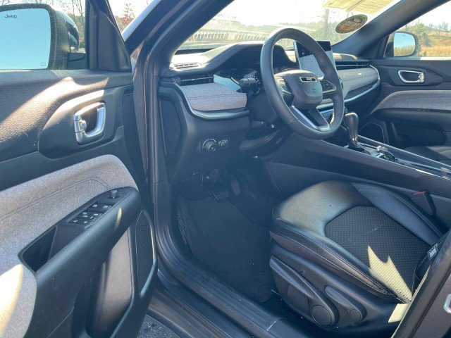 Used 2024 Jeep Compass Latitude image 9