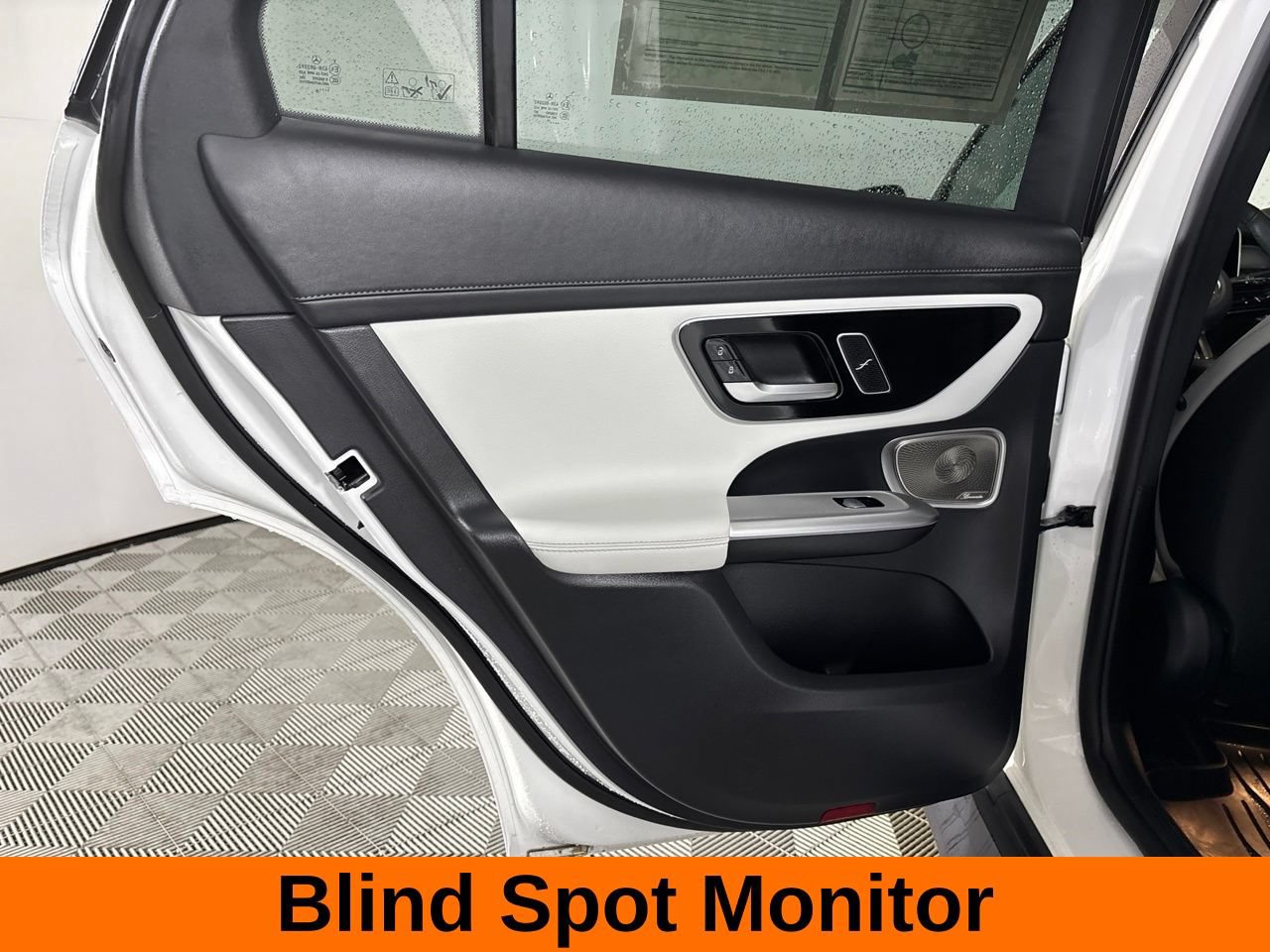 Used 2025 Mercedes-Benz GLC 300 4MATIC image 23