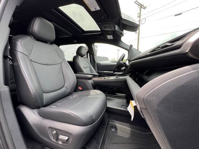 Used 2025 Toyota Sienna Limited image 30