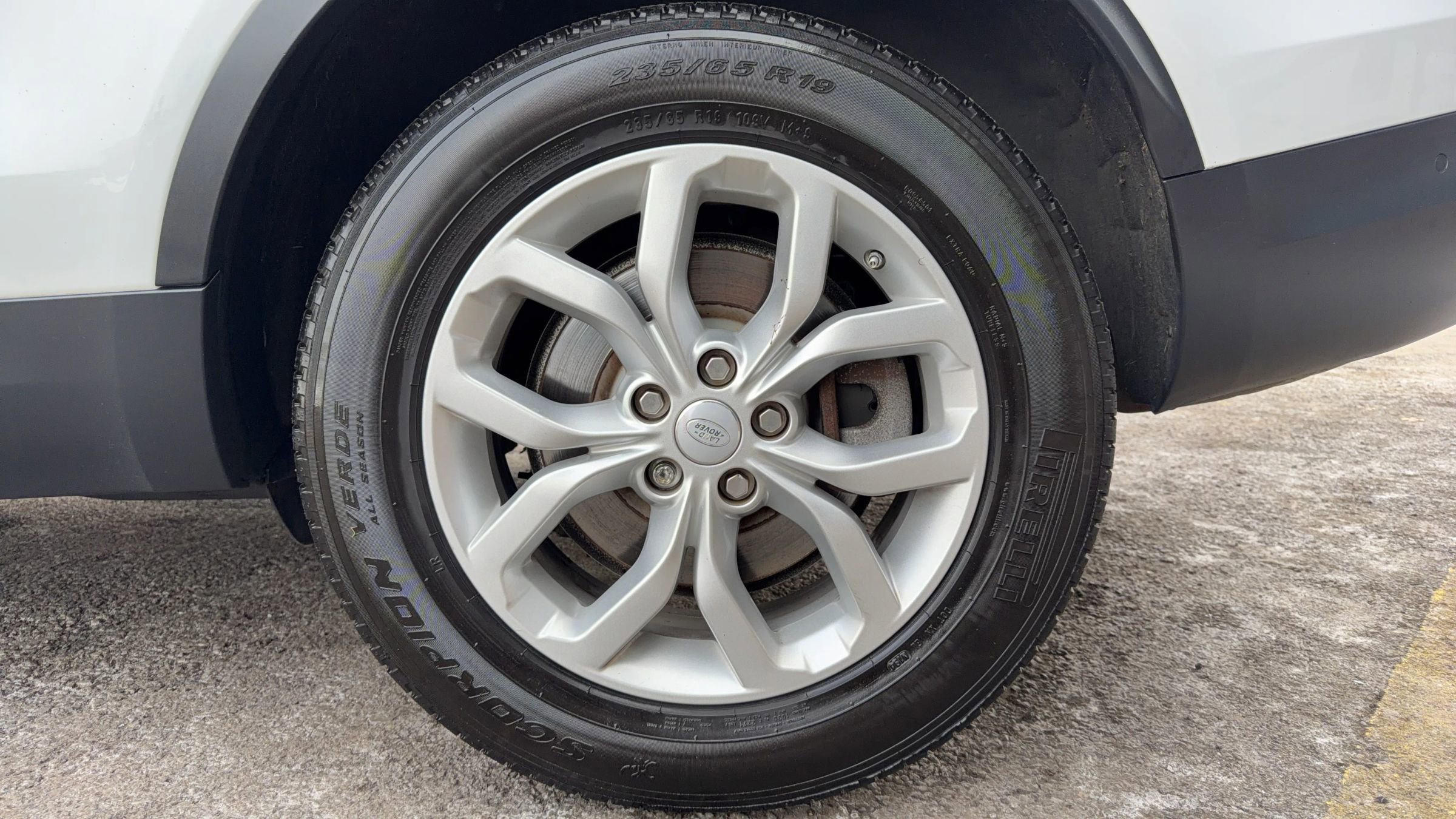 Used 2017 Land Rover Discovery SE image 10