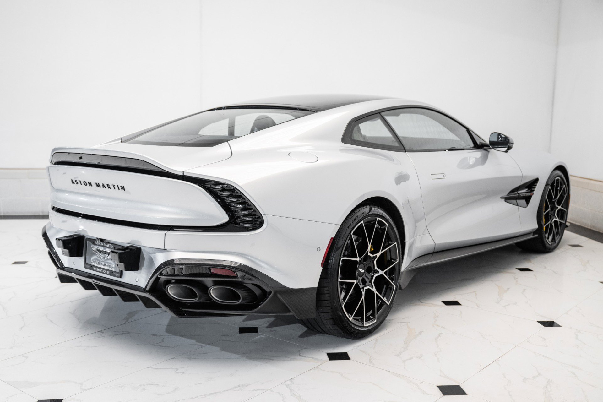 Used 2025 Aston Martin Vanquish image 43
