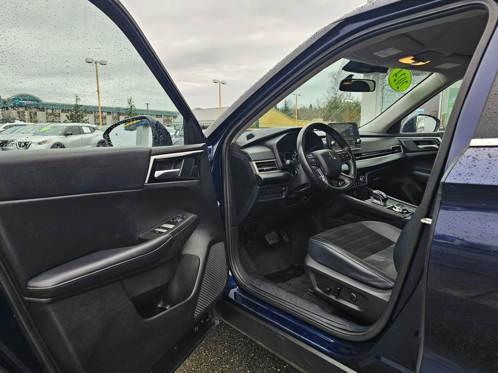 Used 2024 Mitsubishi Outlander SE image 16