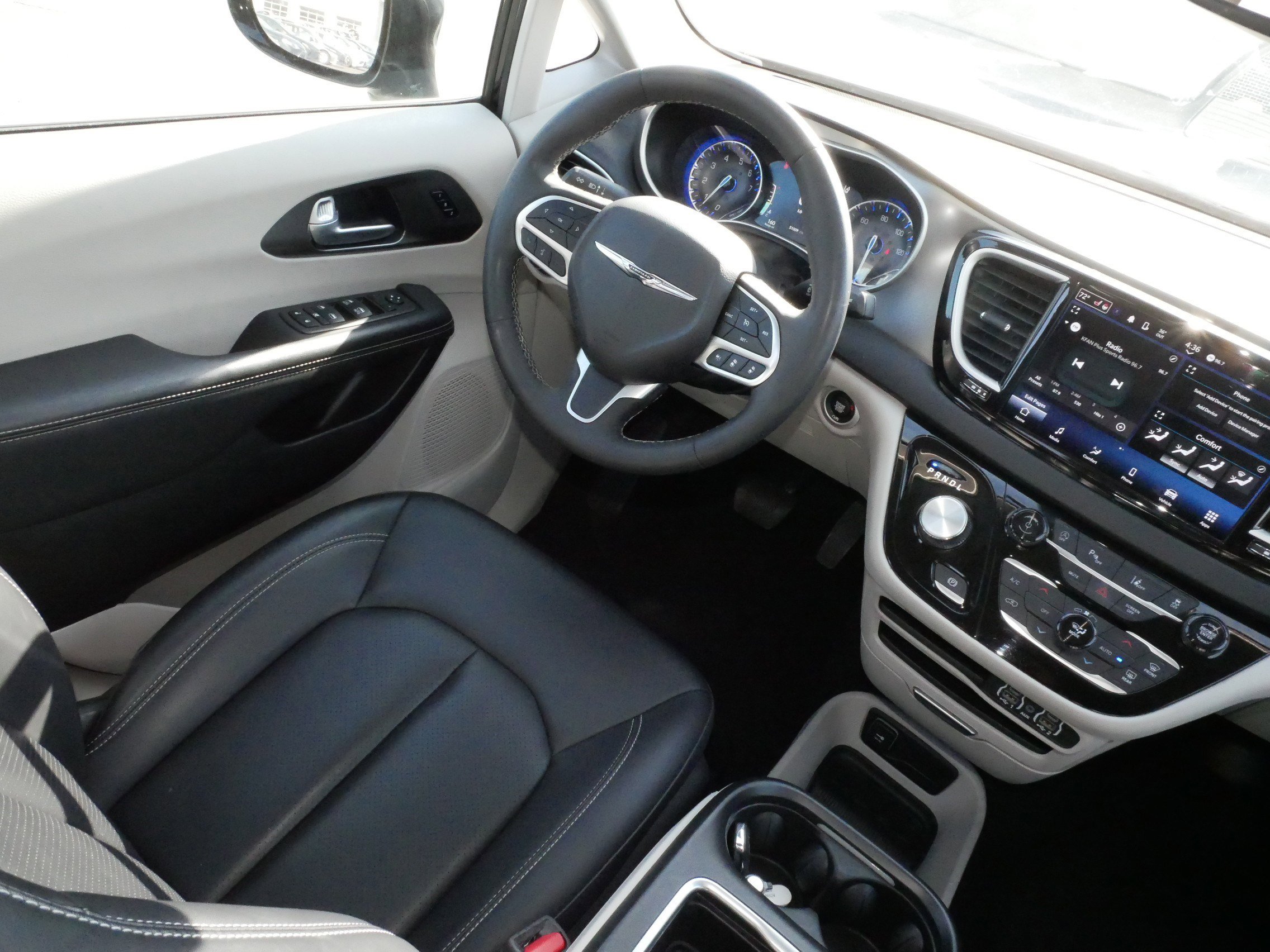 Used 2024 Chrysler Pacifica Touring-L image 9