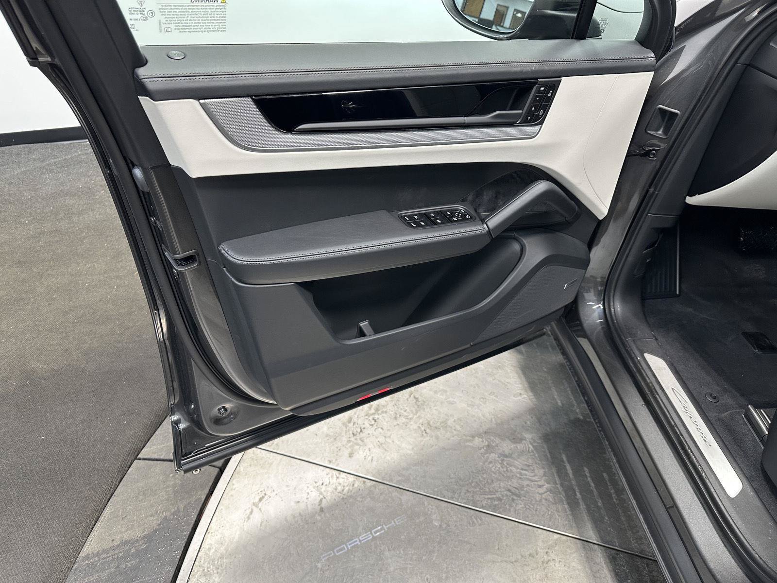 New 2026 Porsche Cayenne Coupe AWD/4WD image 15