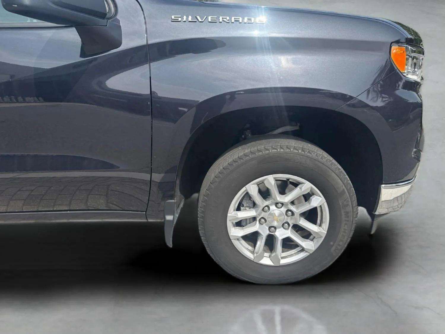 Used 2022 Chevrolet Silverado 1500 LT AWD/4WD image 6