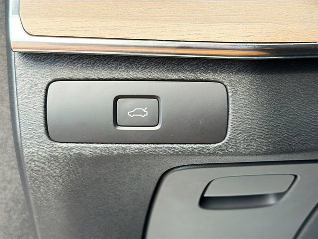Used 2025 Volvo XC90 B5 Plus image 37