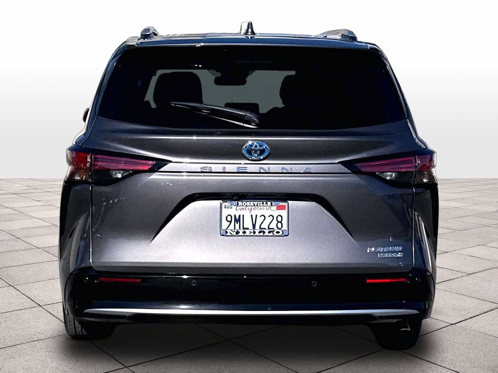 Used 2024 Toyota Sienna Platinum FWD image 7