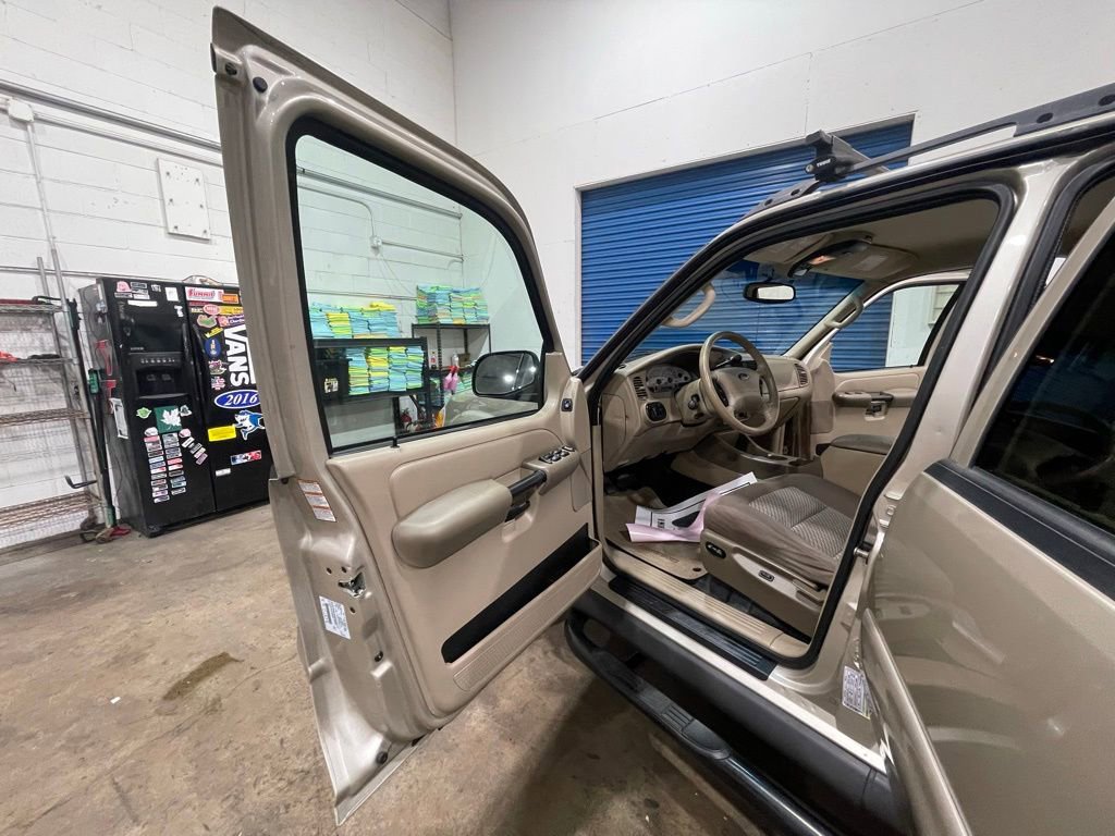 Used 2004 Ford Explorer Sport Trac XLT AWD/4WD image 17