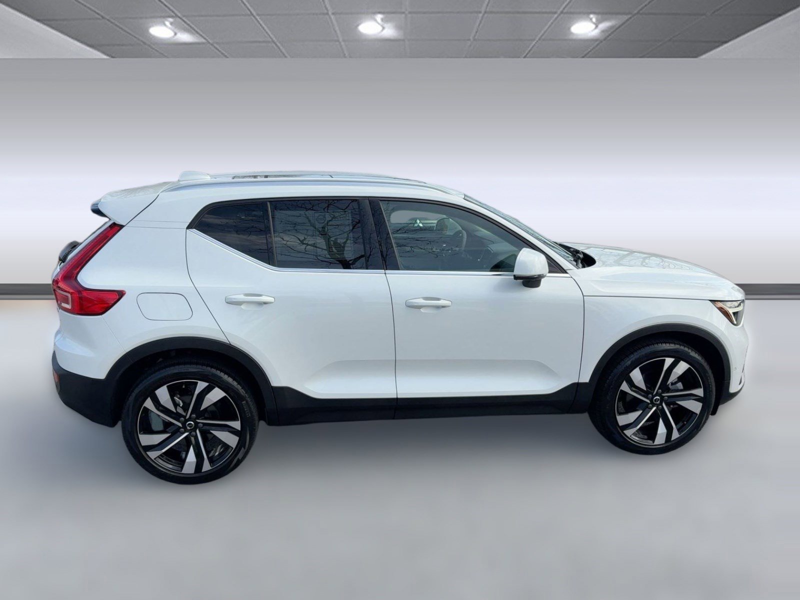 Used 2023 Volvo XC40 B5 Plus w/ Protection Package Premier image 8