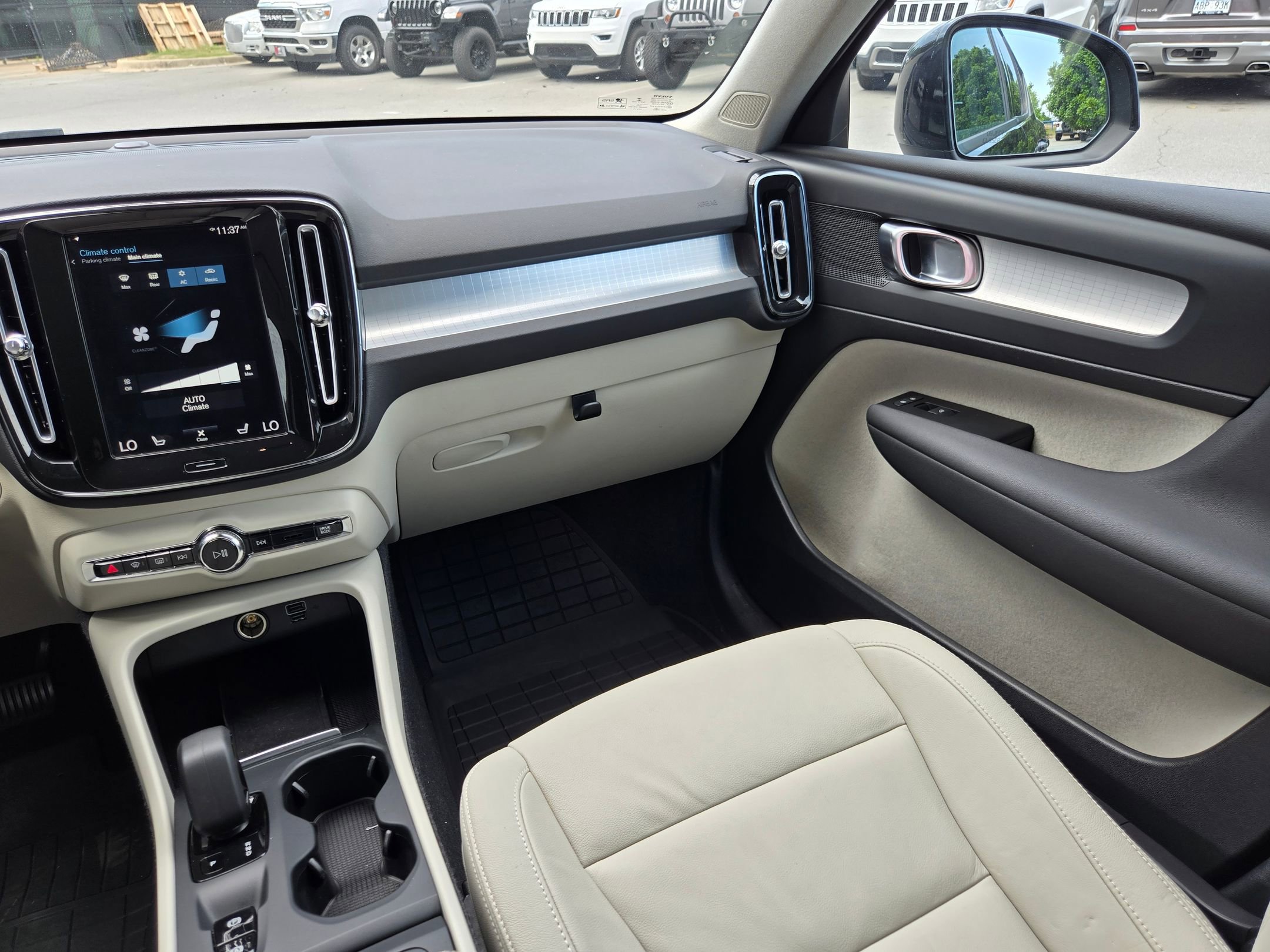 Used 2022 Volvo XC40 T5 Momentum AWD/4WD image 11