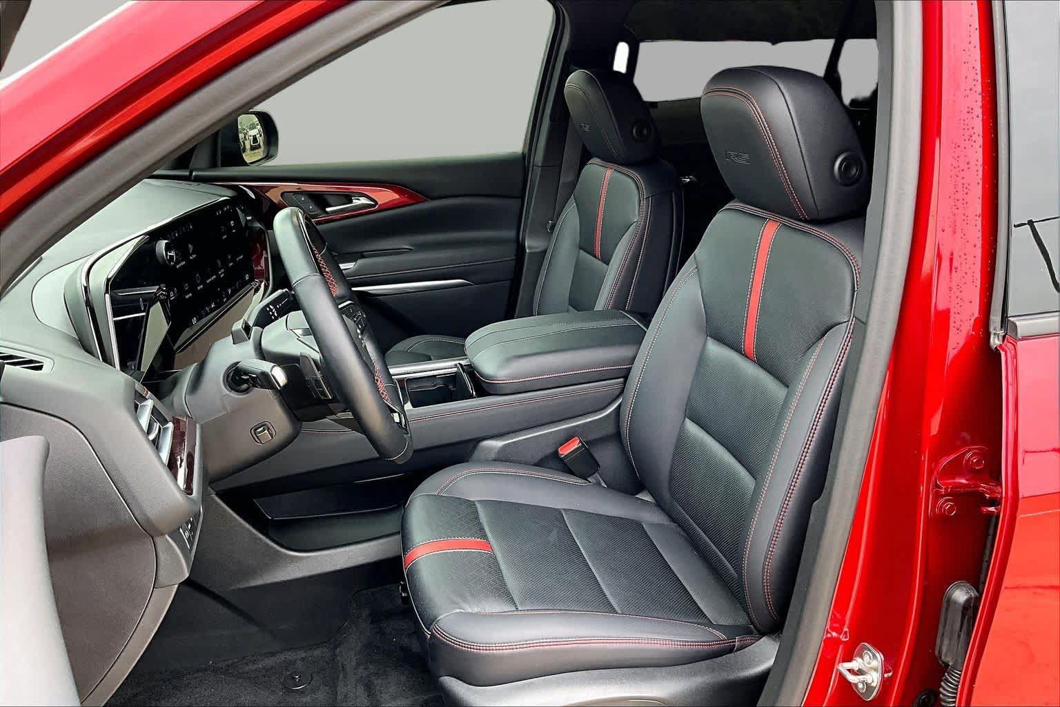 Used 2024 Chevrolet Traverse RS FWD image 8