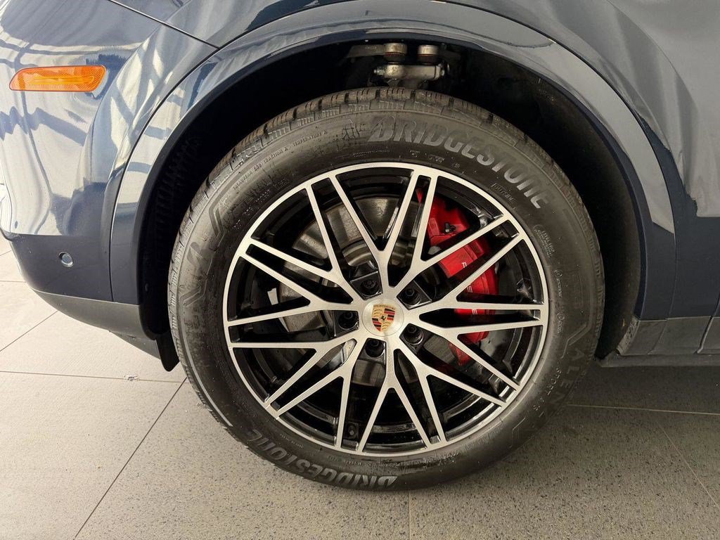Used 2025 Porsche Cayenne S AWD/4WD image 10