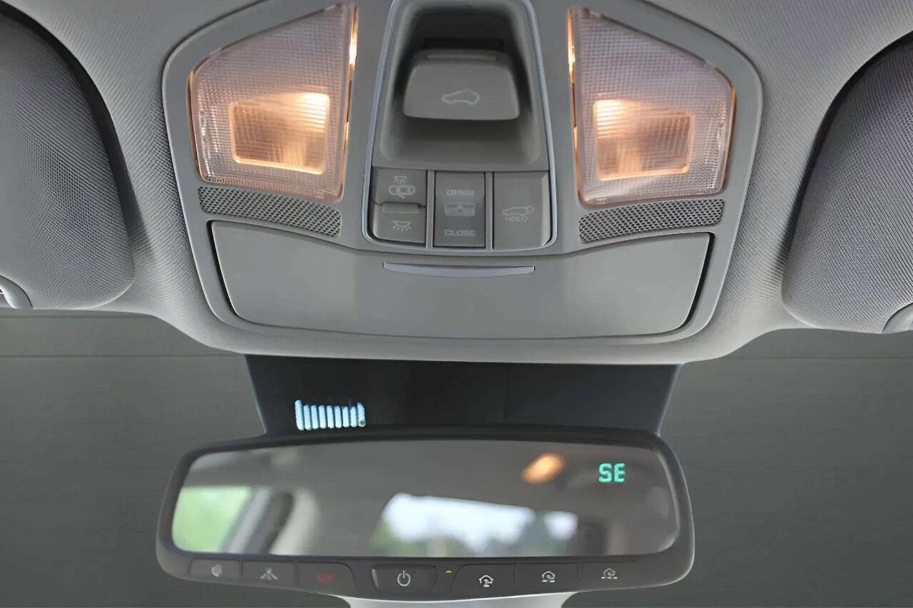 Used 2017 Hyundai Santa Fe Limited AWD/4WD image 14
