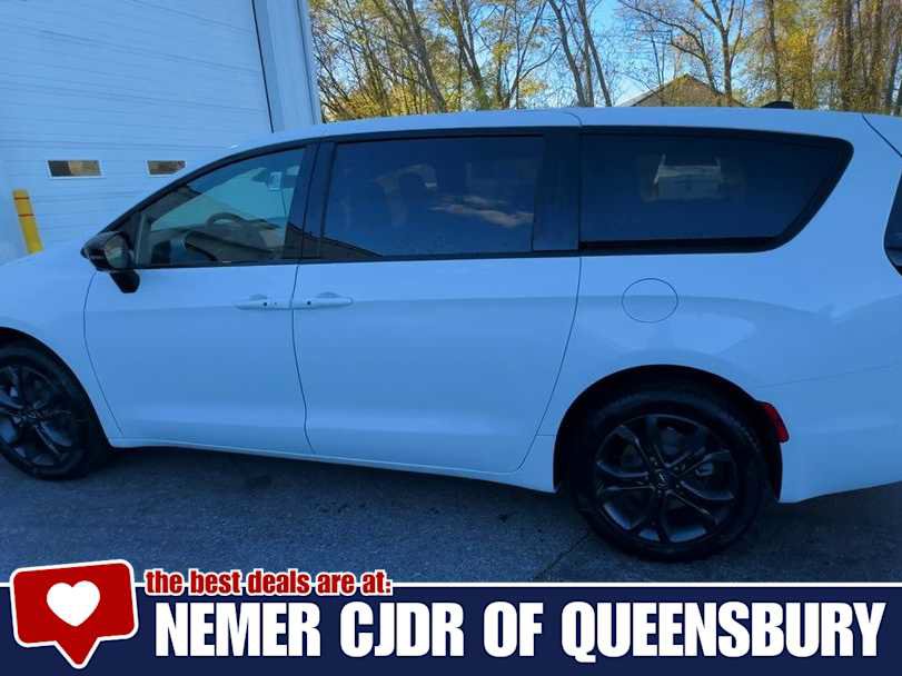 New 2026 Chrysler Pacifica Select AWD/4WD image 6