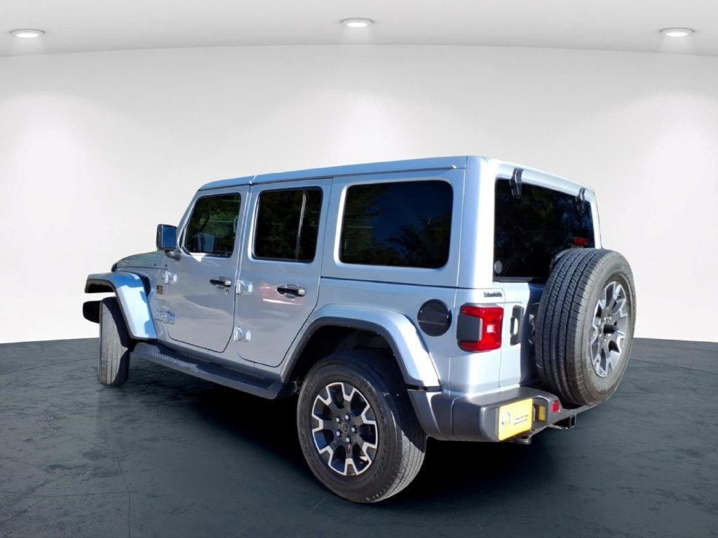 Used 2024 Jeep Wrangler Unlimited Sahara w/ Technology Group AWD/4WD image 12