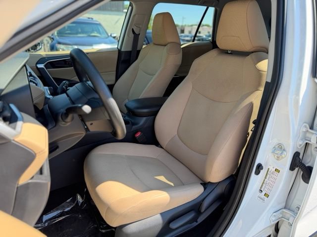 Used 2025 Toyota RAV4 LE AWD/4WD image 15