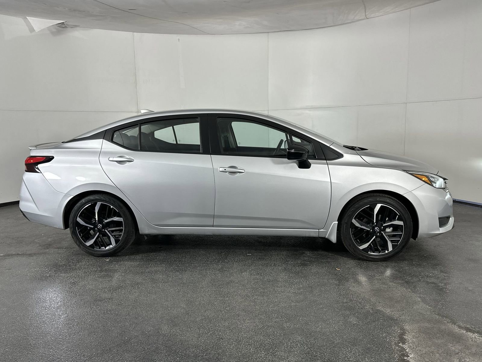 Used 2025 Nissan Versa SR image 9