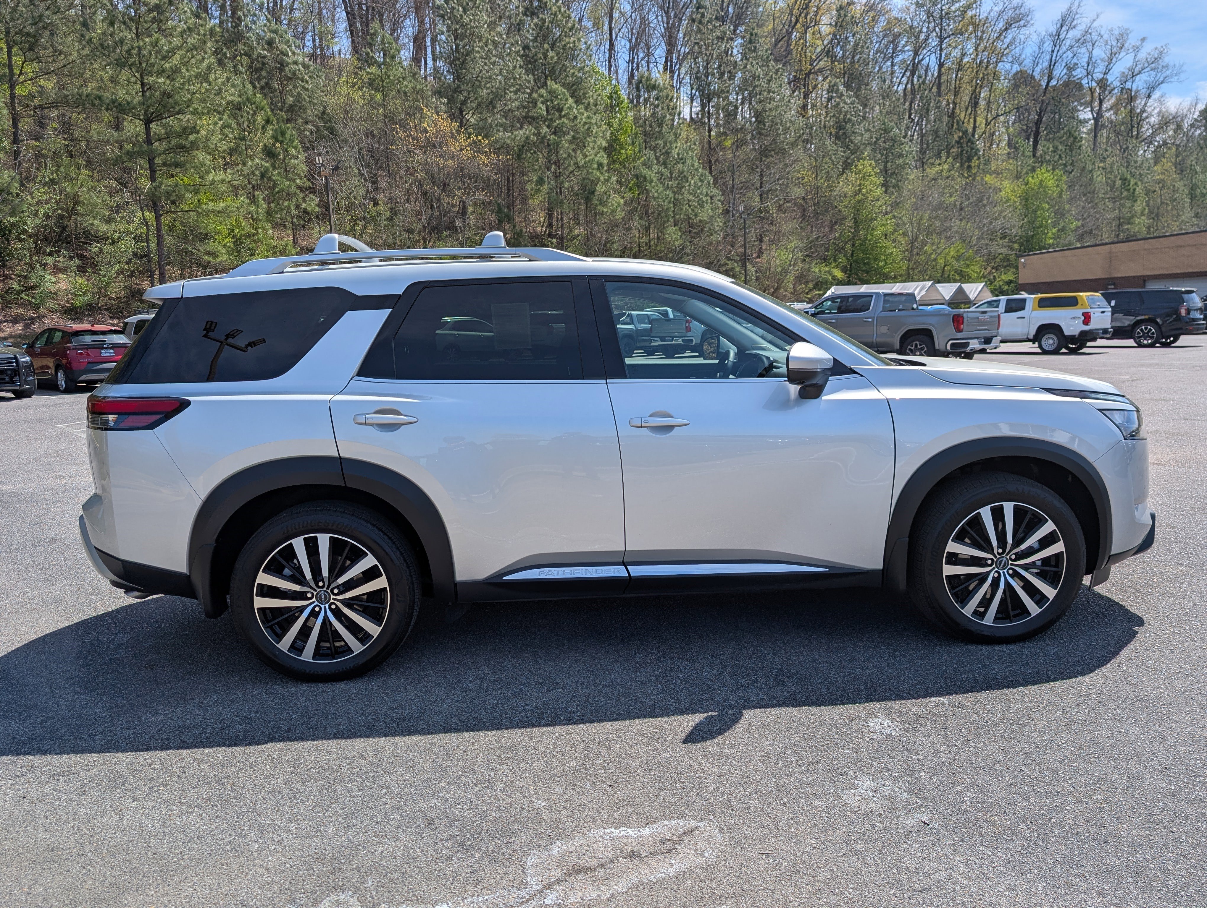 Used 2025 Nissan Pathfinder Platinum FWD image 10