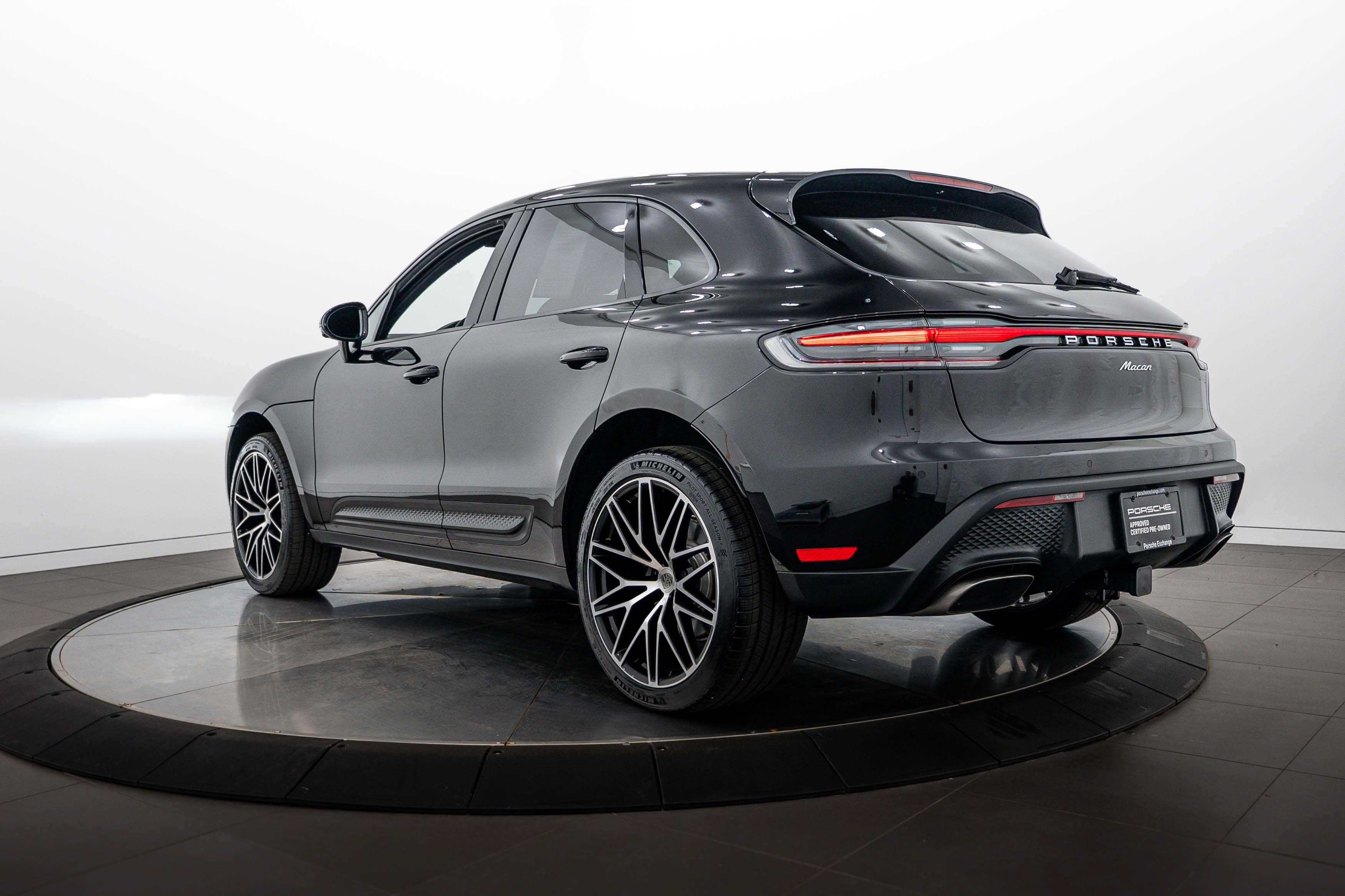 Certified 2026 Porsche Macan AWD/4WD image 3