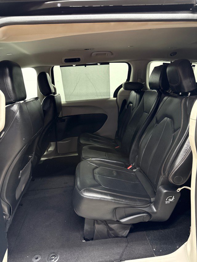Used 2020 Chrysler Pacifica Touring-L FWD image 38