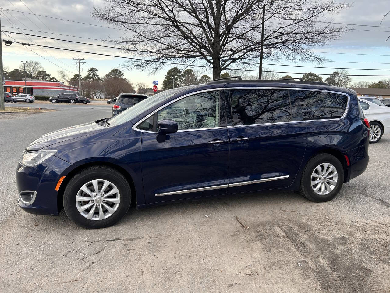 Used 2017 Chrysler Pacifica Touring-L FWD image 9