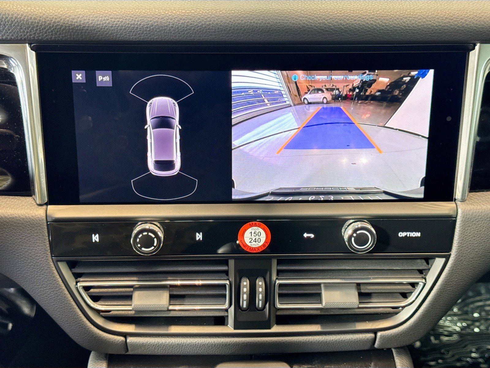 Certified 2025 Porsche Macan AWD/4WD image 17