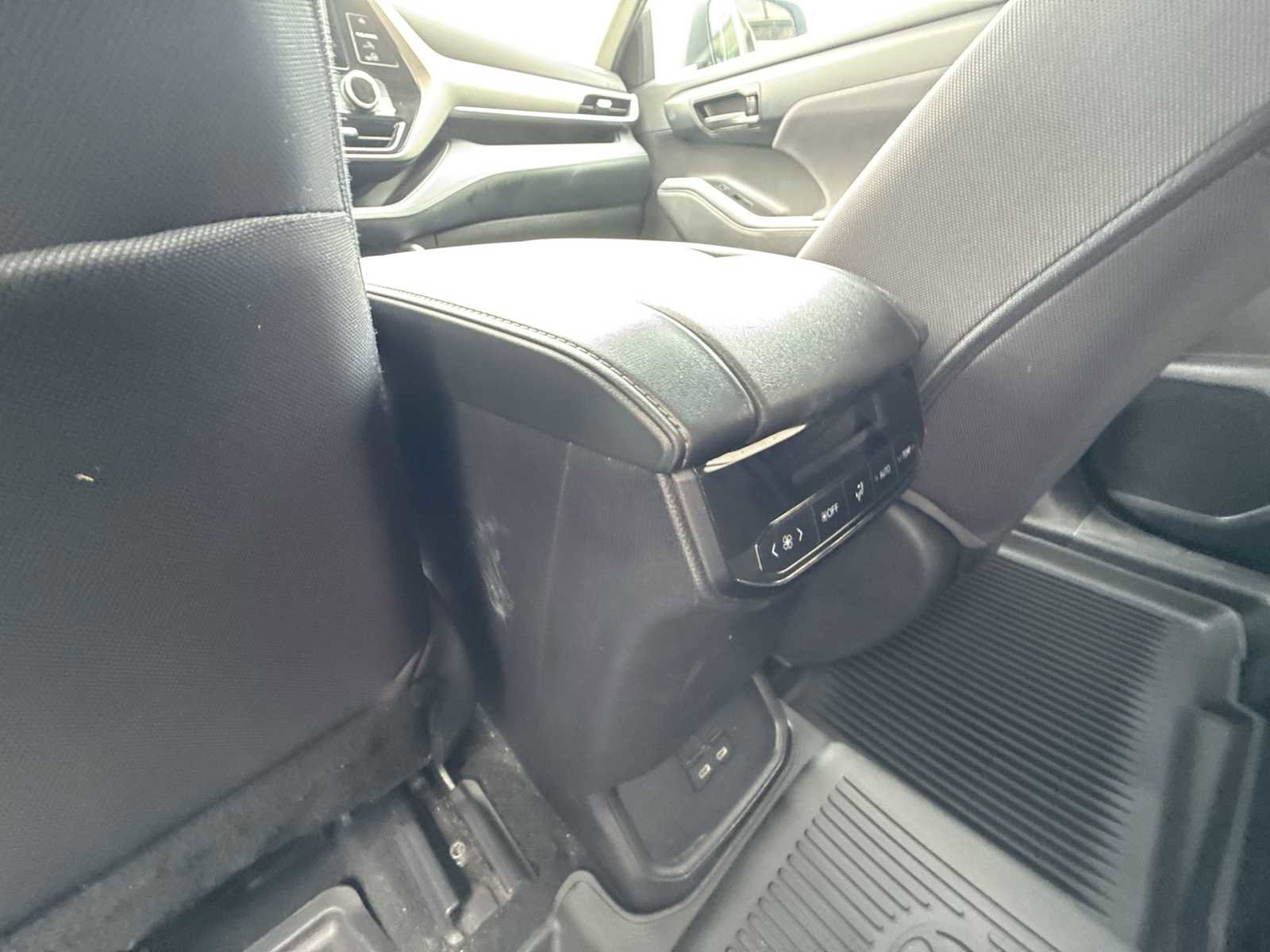 Used 2023 Toyota Highlander L FWD image 21